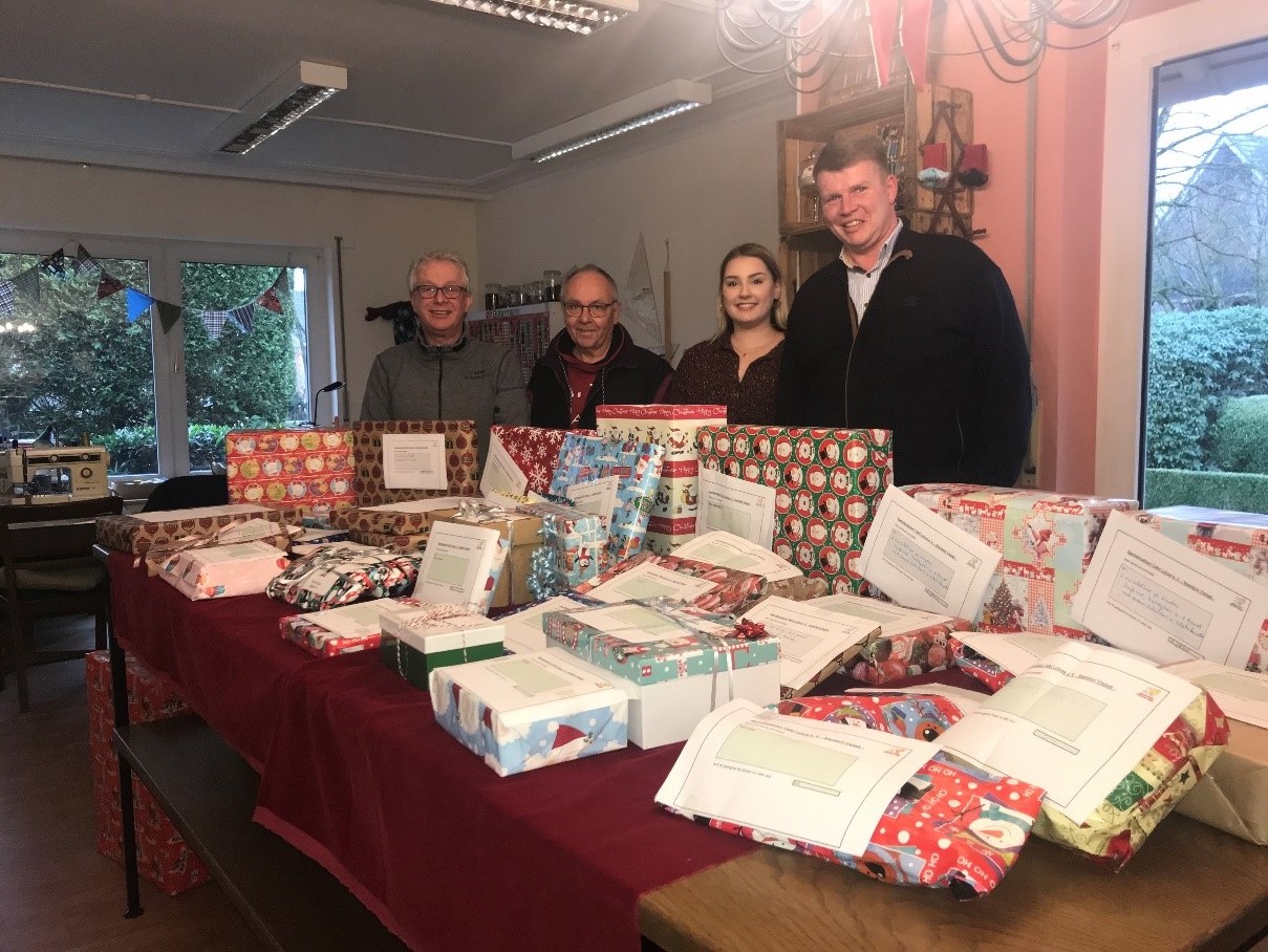 Freude schenken: Mitarbeiter/-innen der MEGA und BWE spenden Weihnachts-Geschenke für Familien an die Tafel in Visbek