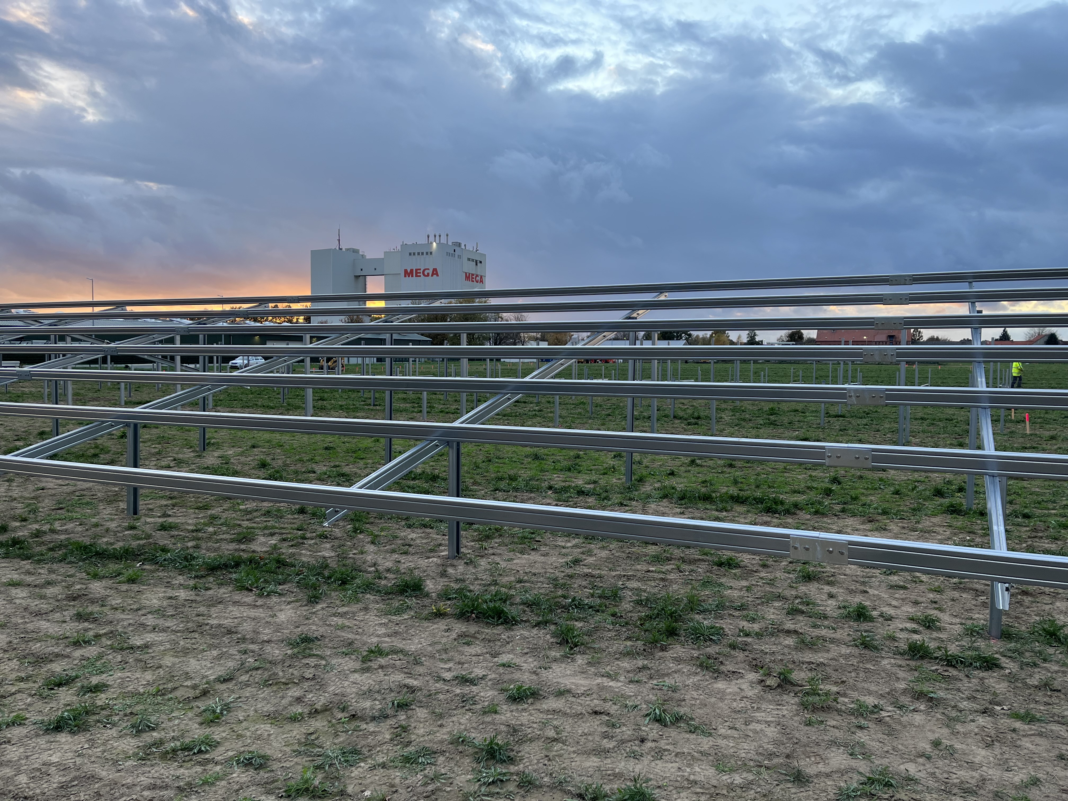 Solarpark vor dem PHW-Hauptsitz in Rechterfeld: Familienunternehmen investiert gezielt in erneuerbare Energien